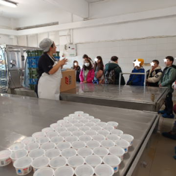 Εκδρομή της Ε' τάξης στο τυροκομείο «Μίχου» στη Δορκάδα